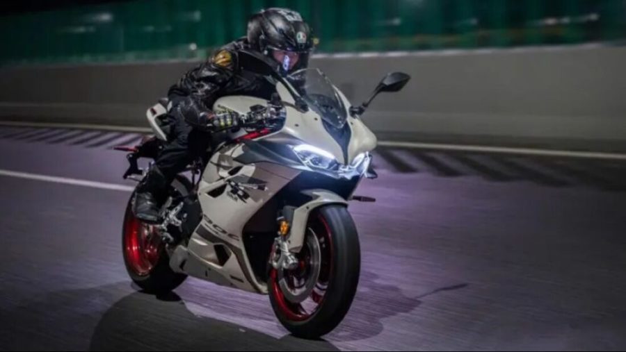 Moto superdeportiva lanzada en velocidad con el doble faro encendido Moto superdeportiva lanzada en velocidad con el doble faro encendido