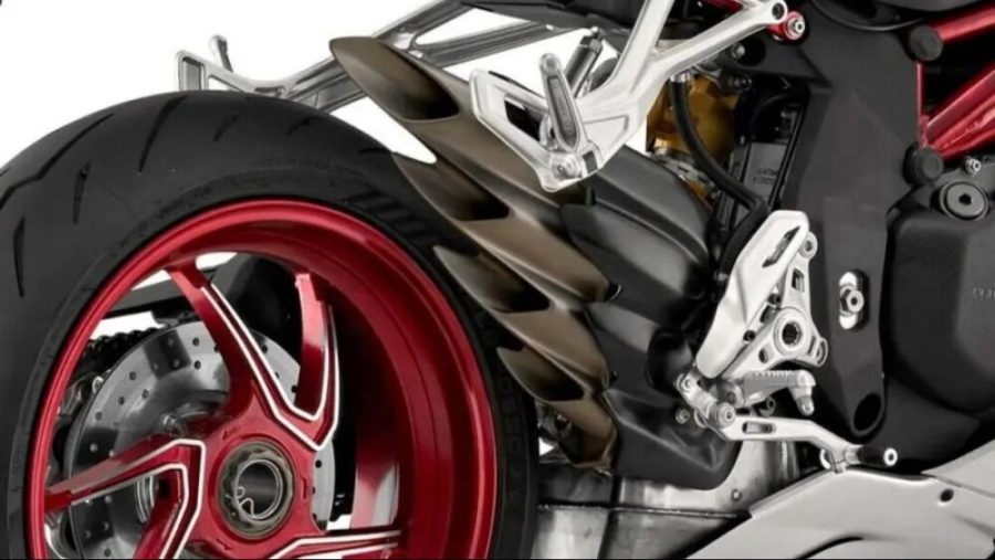 Llantas rojas metalizadas y las 4 salidas de escape de la SRK 921RR Race Llantas rojas metalizadas y las 4 salidas de escape de la SRK 921RR Race