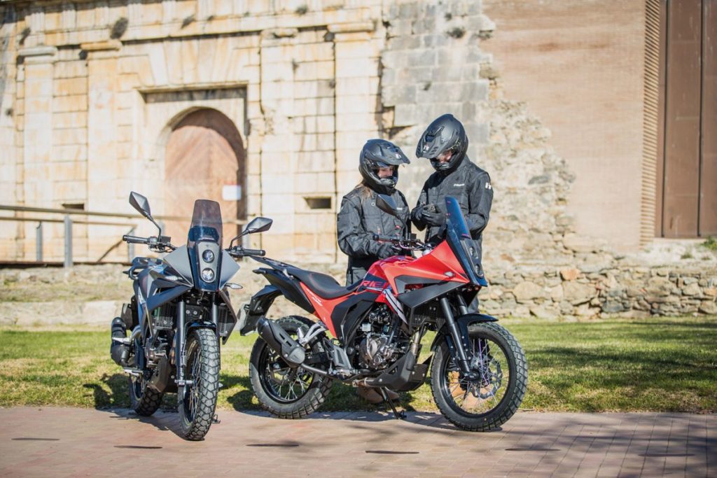 Pareja se dispone a subirse a sendas Rieju Aventura 125