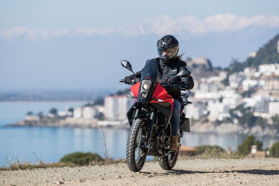La trail de 125 cc de Rieju circula a lo largo de la costa marítima La trail de 125 cc de Rieju circula a lo largo de la costa marítima