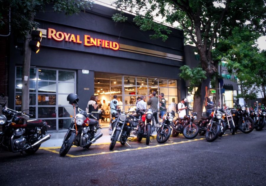 Motos dispuestas en línea frente al local de Royal Enfield
