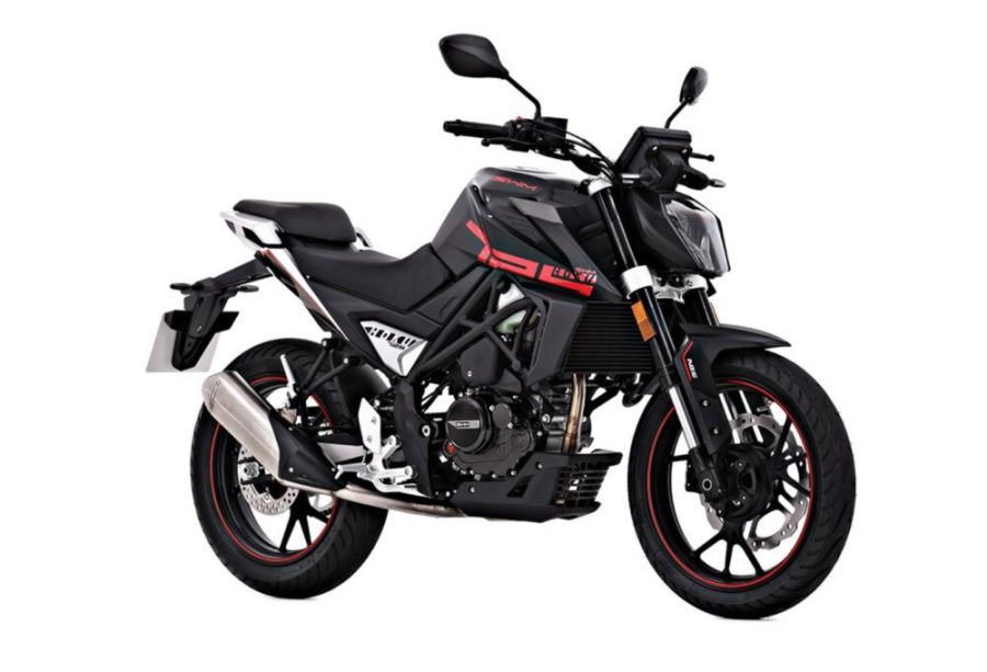 <img src="https://motodinamia.com/wp/wp-content/uploads/2024/01/SWM-Hoku-125-2024-mdm-1-scaled.jpeg" alt="La forma de la SWM Hoku 125 2024 es de líneas angulosas, pero al no ser tan radical logra un equilibrio estético atemporal">