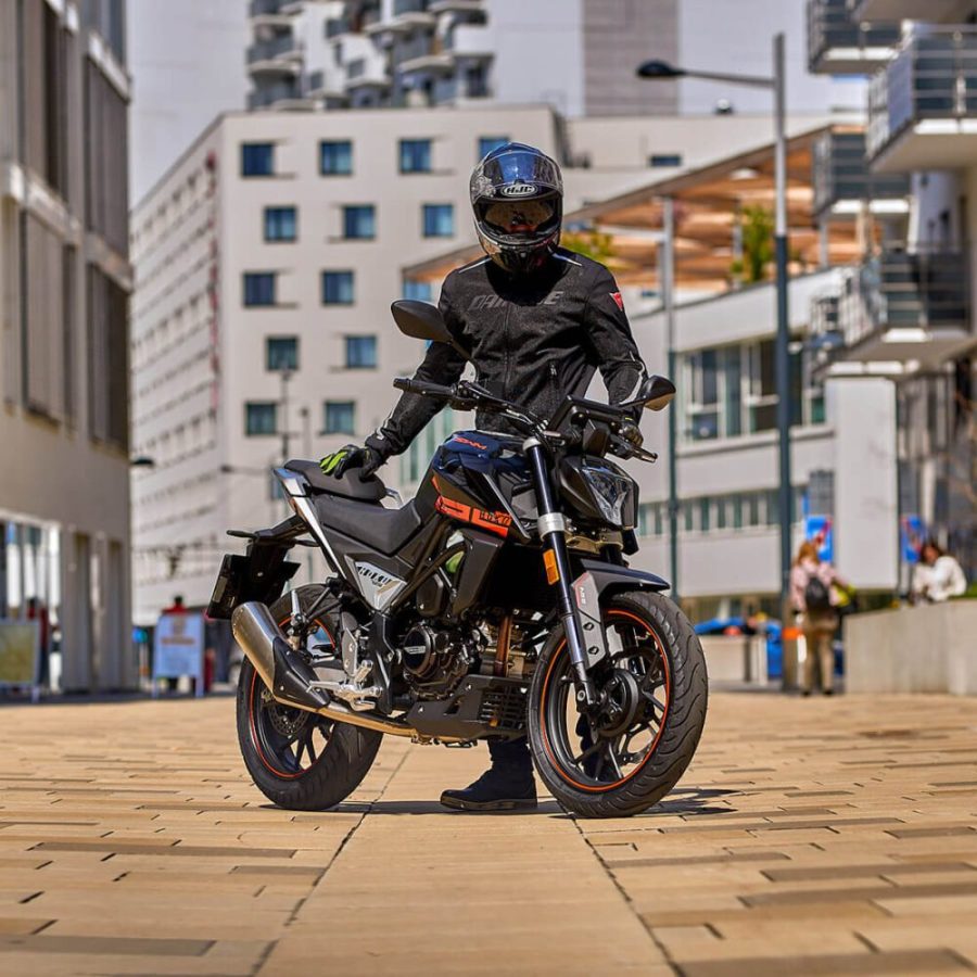 <img src="https://motodinamia.com/wp/wp-content/uploads/2024/01/SWM-Hoku-125-2024-mdm-2-scaled.jpeg" alt="La SWM Hoku 125 está equipada con un motor monocilíndrico de 125 cc que puede entregar 15 CV a 9.500 rpm y 11 Nm de par a 8.000 rpm">