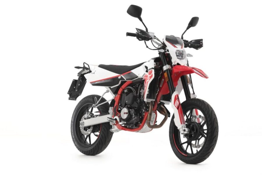  SWM SM125R blanca con chasis y guardabarros rojos