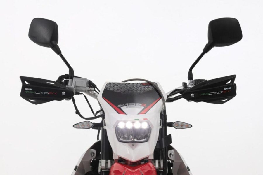  Frontal con faro minimalista de la SM de SWM