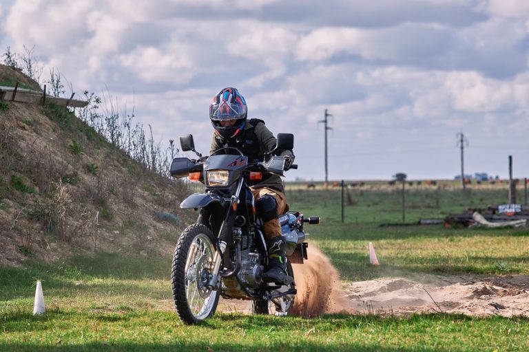 Suzuki DR 650 en Argentina Suzuki DR 650 negra escarba la tierra al partir