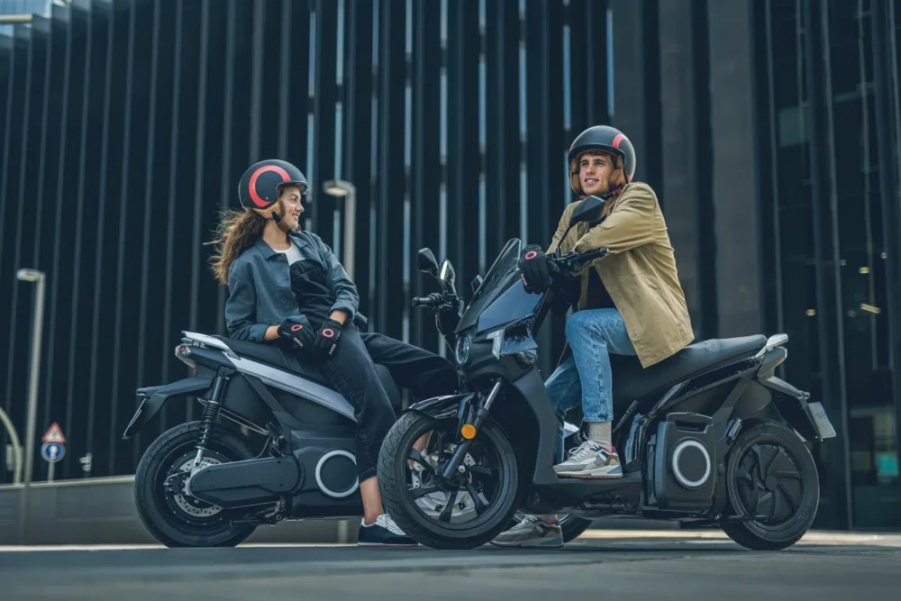 <img src="https://motodinamia.com/wp/wp-content/uploads/2024/01/Switch-motion-mdm-2-scaled.webp" alt="Dentro de las condiciones contratadas, Switch Motion ofrece una serie de ventajas para disfrutar del vehículo. Se hace cargo de pagar los impuestos, el seguro, el registro y asume también el mantenimiento y desgaste por el uso del vehículo eléctrico">
