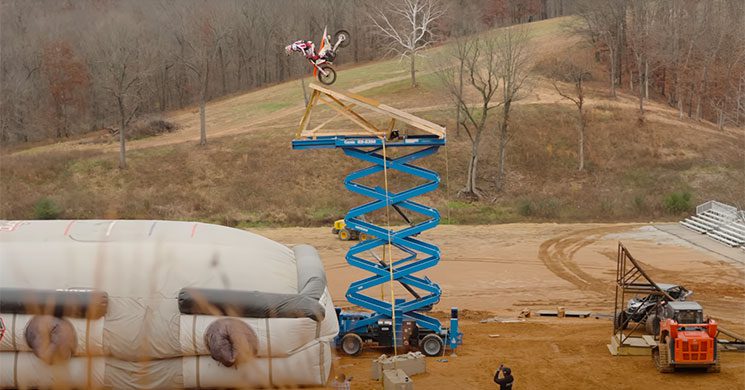 Patrana a punto de culminar su último salto en moto  <img src="https://motodinamia.com/wp/wp-content/uploads/2024/01/Travis-Pastrana-retiro-mdm-1.jpg" alt="A sus 40 años, Travis Pastrana consiguió un Back Flip On - Front Flip Off partiendo de una rampa casi vertical, dando una vuelta en el aire, inmovilizarse virtulamente y finalmente rotar en dirección opuesta">