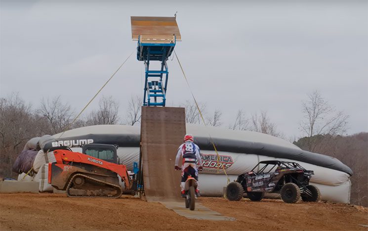 Travis Pastrana a punto de subir con su moto a una rampa  Travis Pastrana a punto de subir con su moto a una rampa