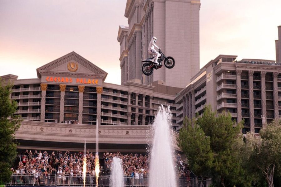 Travis Pastrana haciendo Fre Style Frente al Caesars Palace de Las Vegas <img src="https://motodinamia.com/wp/wp-content/uploads/2024/01/Travis-Pastrana-retiro-mdm-5-scaled.jpg" alt=""Siempre quise ganarme la vida montando en motos de cross", dijo Travis Pastrana en una entrevista en 2016. Y vaya si lo logró">