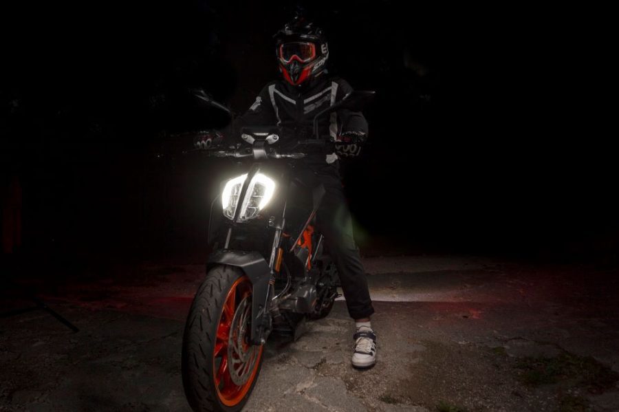 Moto KTM con faro encendido en plena noche Moto KTM con faro encendido en plena noche
