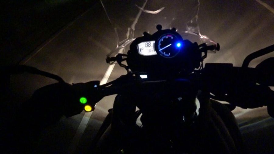 Motociclista circula en la ruta por la noche Motociclista circula en la ruta por la noche