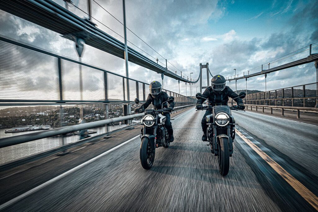 Husqvarna Vitpilen 401 Svartpilen 401 que vienen de frente