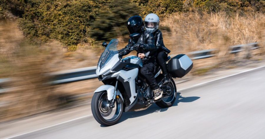  Una pareja se traslada en un Zontes X350 gris