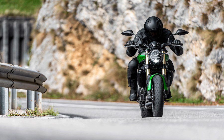 Benelli 752 S viene de frente en la ruta