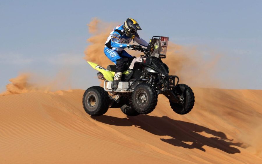 Manu Andújar salta una duna con su quads