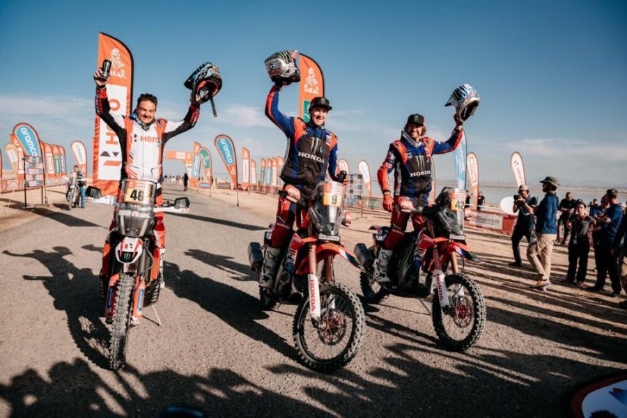 Los tres primeros del Dakar 2024 celebran de pie sobre sus motos 