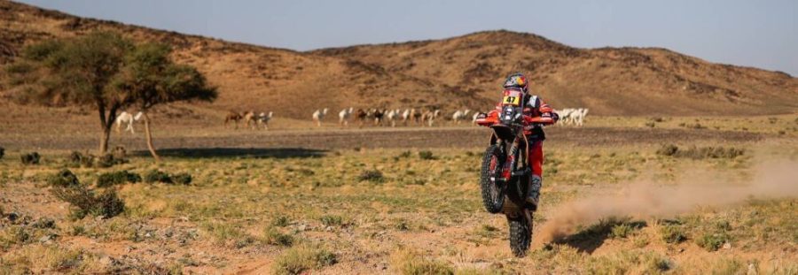  <img src="https://motodinamia.com/wp/wp-content/uploads/2024/01/dakar-2024-kevin-benavides-etapa-4-scaled.jpeg" alt="Kevin Benavides, resultó el ganador del día, seguido del estadounidense Ricky Brabec y el francés Adrien Van Beveren, ambos con Honda">