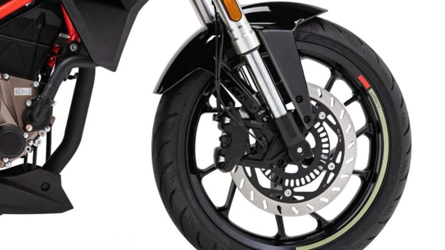 <img src="https://motodinamia.com/wp/wp-content/uploads/2024/01/mbp-250-300N-mdm-3-scaled.jpg" alt="También comparten las horquillas invertidas y el monoamortiguador KYB y discos delanteros (292 mm) y traseros (220 mm) con ABS de doble canal. Como es común en Naked de baja cilindrada, las MBP N250 y N300 están equipadas con llantas de aleación de aluminio de 17" en los dos ejes">