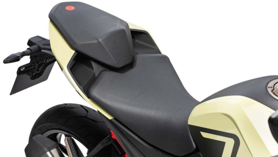 <img src="https://motodinamia.com/wp/wp-content/uploads/2024/01/mbp-250-300N-mdm-4-scaled.jpg" alt="Desde una mirada exterior, las MBP N250 y N300 parecen gemelas, con sus chasis enrejados y sus siluetas angulares">