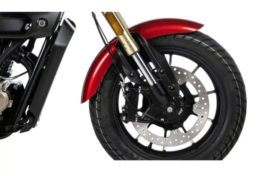 Faro de la custom italiana con la siglas MBP Faro de la custom italiana con la siglas MBP