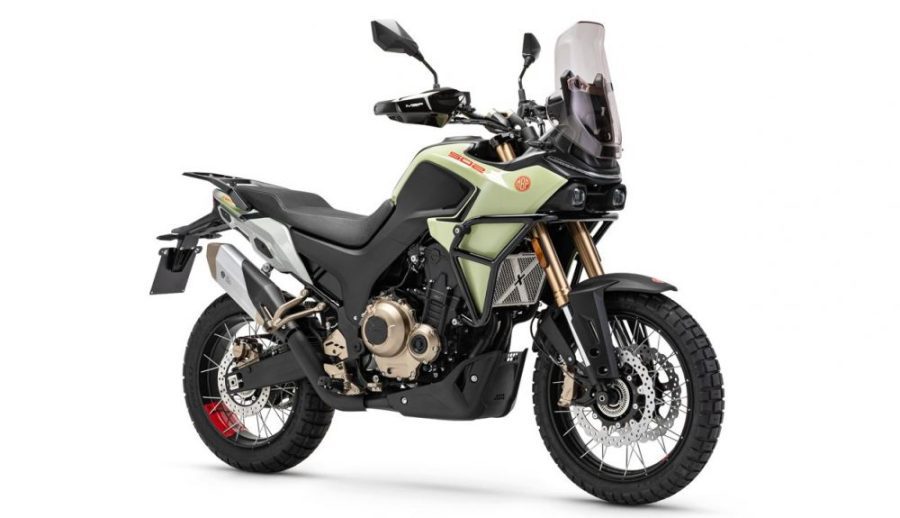 <img src="https://motodinamia.com/wp/wp-content/uploads/2024/01/mbp-t502x-2024-lateral-mdm-1.jpeg" alt="La MBP T502X 2024 está equipada con motor bicilíndrico de cuatro tiempos y refrigerado por líquido de 486 cc. Este bloque genera 47 CV a 8.500 rpm y un par máximo de 43 Nm a 6.750 rpm, destacado por la eficiencia en el consumo">