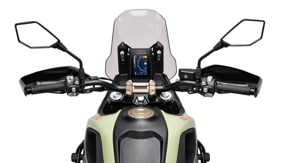 <img src="https://motodinamia.com/wp/wp-content/uploads/2024/01/mbp-t502x-2024-mandos-mdm-1.jpeg" alt="El perfil Adventure  de la MBP T502X 2024 se completa con protecciones de fábrica para el carenado y el escape. También tiene una pantalla parabrisas regulable que se sitúa alejada del manillar, permitiendo una fácil lectura de la instrumentación digital TFT de 5", dispuesta verticalmente">