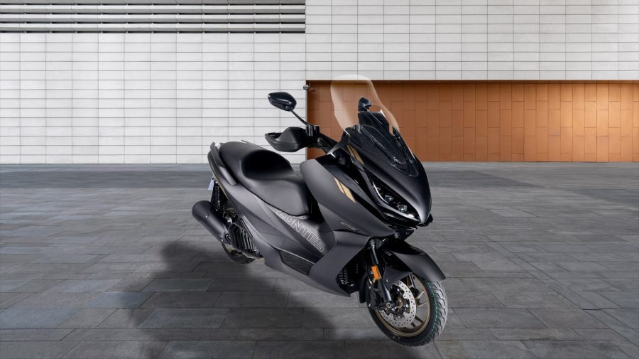 <img src="https://motodinamia.com/wp/wp-content/uploads/2024/01/mdm-zontes-E-125-1-scaled.jpg" alt="El nuevo Zontes E125 sale al mercado europeo por estos días en colores plata/llantas azules, negro mate/llantas doradas y rojo">