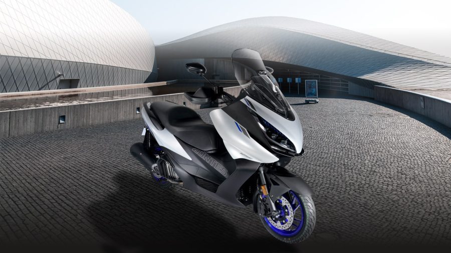 Scooter Zontes E125 blanco con llantas azules Scooter Zontes E125 blanco con llantas azules