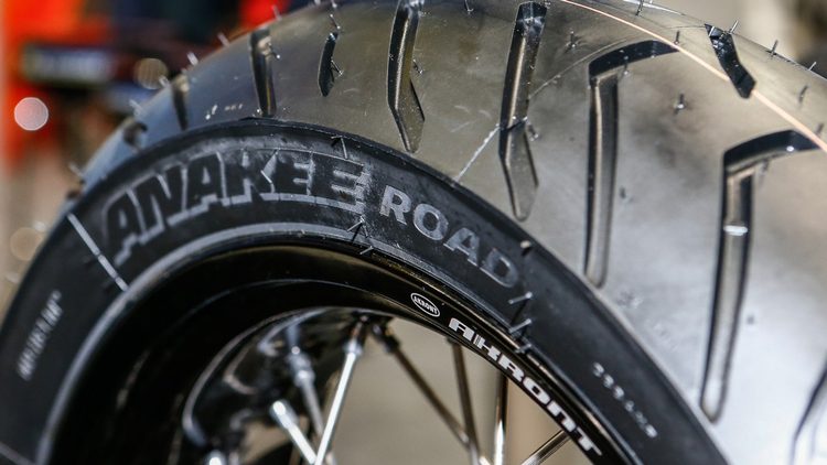 <img src="https://motodinamia.com/wp/wp-content/uploads/2024/01/michelin-anakee-road-mdm-1.jpg" alt="Los nuevos neumáticos Michelin Anakee Road salen para completar una gama Anakee que cuenta con otros patrones para un uso todoterreno más agresivo: Anakee Wild y Anakee Adventure">