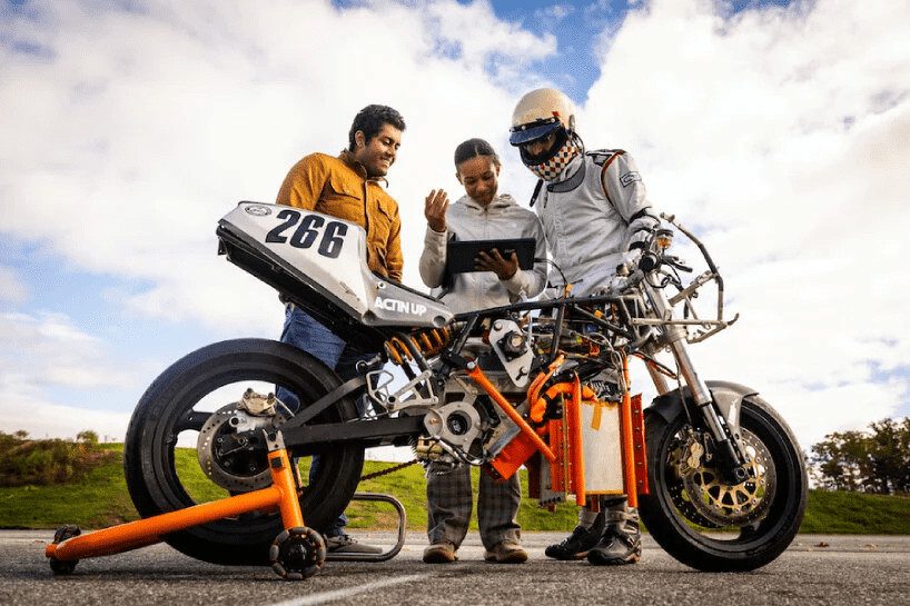 Desarrollan una moto de hidrógeno en el MIT Estudiantes del MIT chequean moto de hidrógeno
