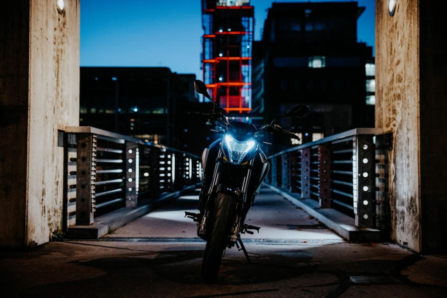 Motron Nomad 125 sobre pasarela con faro delantero encendido Motron Nomad 125 sobre pasarela con faro delantero encendido