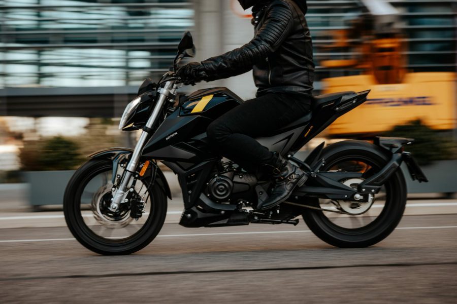Una Motron Nomad 125 oscura en acción