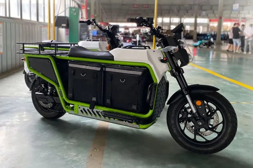 <img src="https://motodinamia.com/wp/wp-content/uploads/2024/01/ponie-p2-mdm-2-scaled.webp" alt="Cada Ponie P2 es una plataforma. Con mucho espacio de carga e infinitas configuraciones de accesorios, puede satisfacer todas las necesidades">