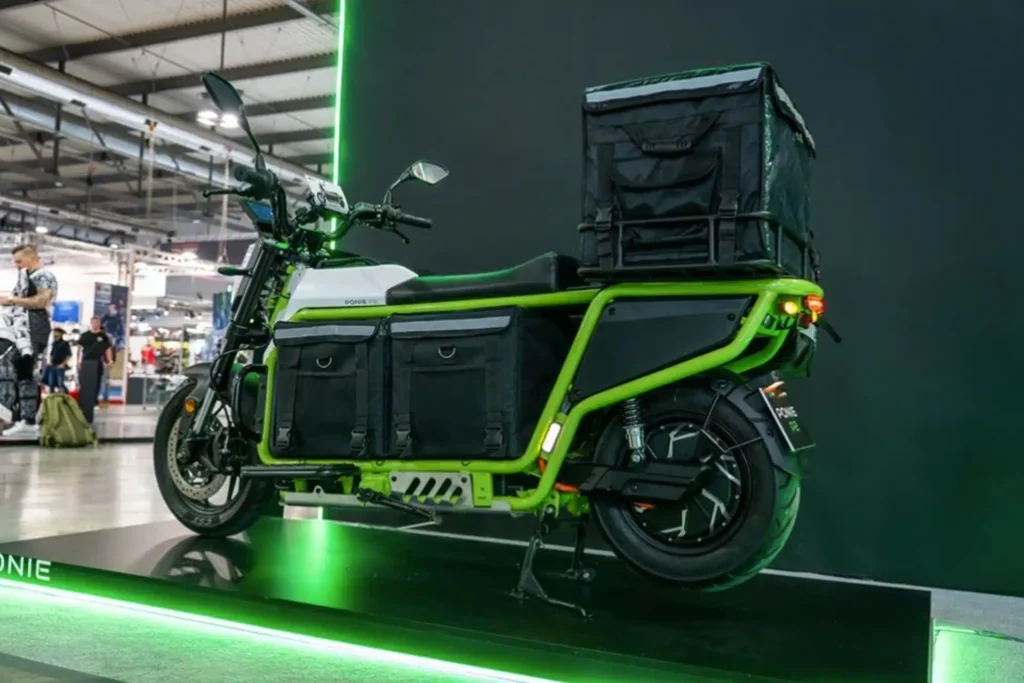 <img src="https://motodinamia.com/wp/wp-content/uploads/2024/01/ponie-p2-mdm-3-scaled.webp" alt="Mediante una sencilla instalación de cajas y accesorios, el scooter Ponie P2 se desarrolló para satisfacer fácilmente las exigencias cambiantes del mundo moderno">