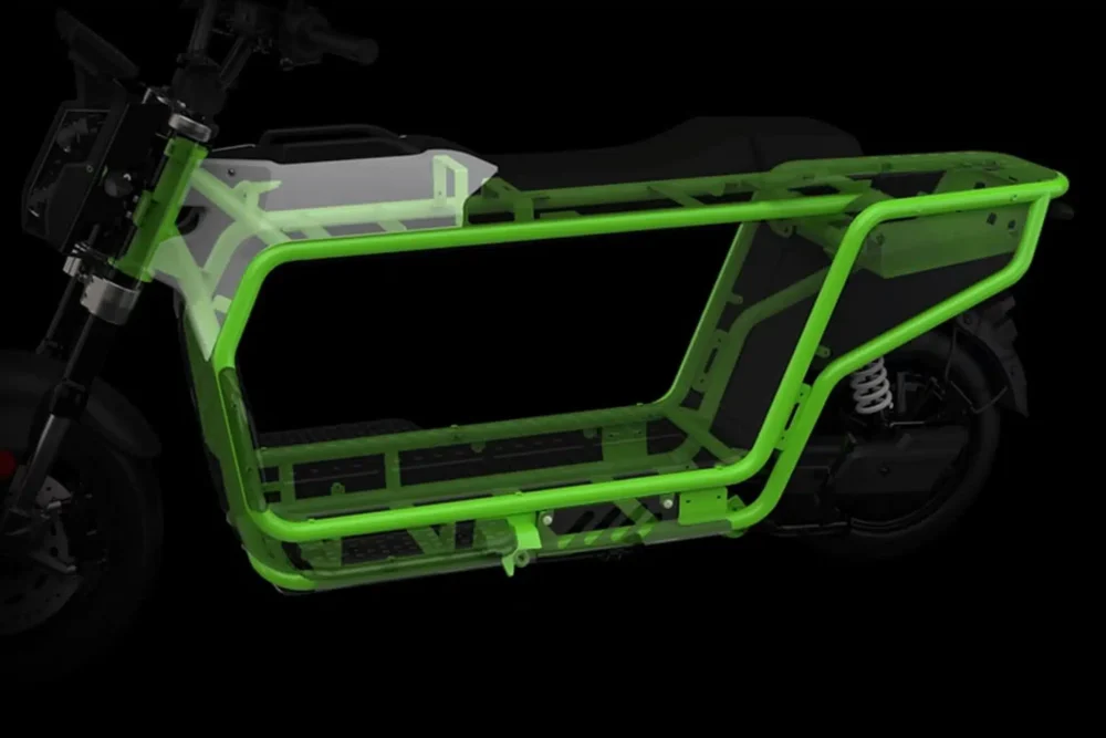 <img src="https://motodinamia.com/wp/wp-content/uploads/2024/01/ponie-p2-mdm-4-scaled.webp" alt="El Ponie P2 posee un cuadro meticulosamente estudiado para garantizar tanto durabilidad como seguridad inquebrantables, ayudando a una experiencia de conducción cómoda. Pesa 140 kg y la firma sostiene que puede cargar 400 litros">