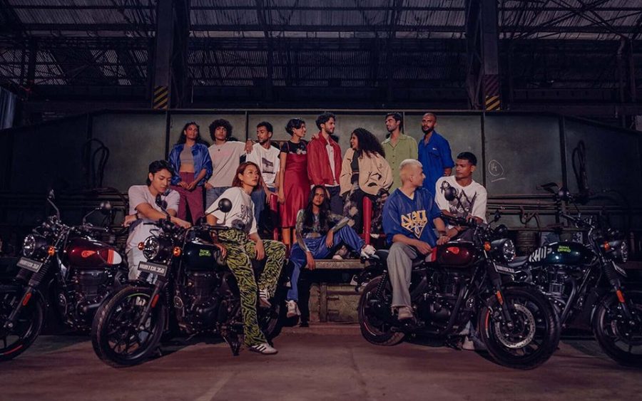 La Royal Enfield Hunter 350 en dos nuevos colores | VIDEO Dos HNTR 350 junto a un grupo de jóvenes