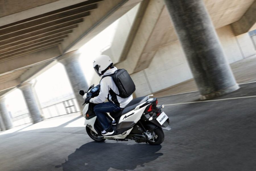 <img src="https://motodinamia.com/wp/wp-content/uploads/2024/01/suzuki-avenis-125-mdm-3-scaled.jpeg" alt="El scooter Suzuki Avenis 125 tendrá en Europa un precio muy competitivo de aproximadamente 3.000 Euros. Integrará en un segmento muy reñido compuesto por el Yamaha RayZR, Aprilia SR GT o el TVS Ntorq 125">