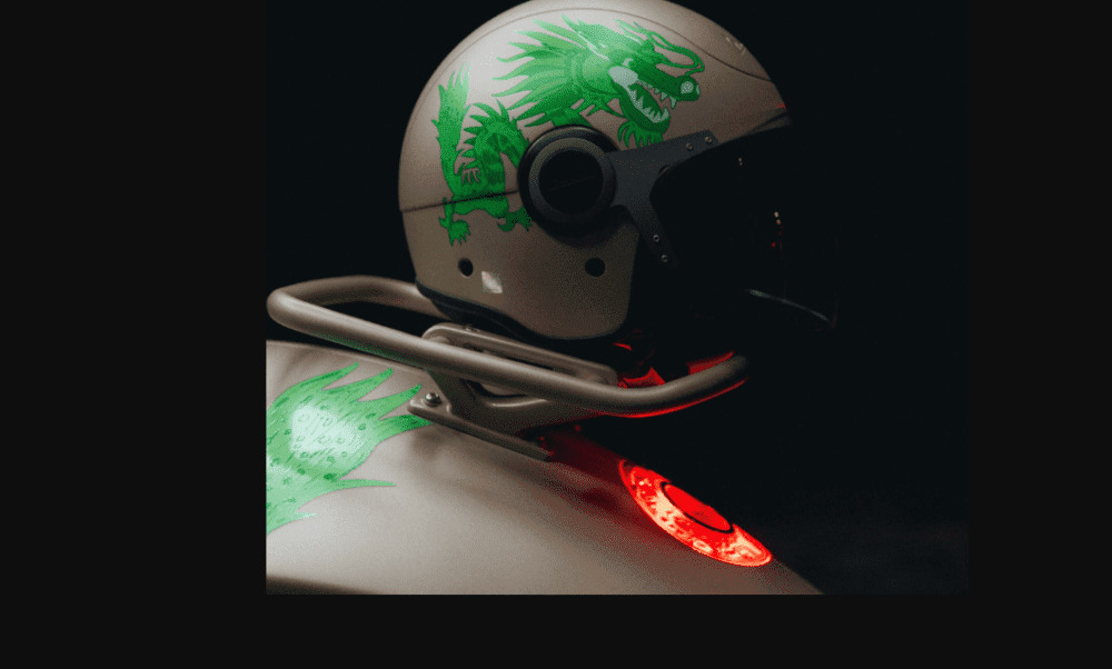 Un casco con caldo de dragón reposa sobre la parrilla Un casco con caldo de dragón reposa sobre la parrilla