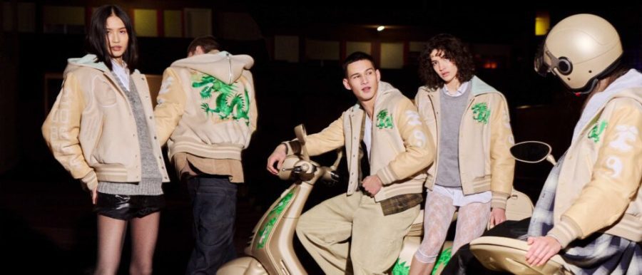 Adolescentes con camperas y una Vespa 946 temática