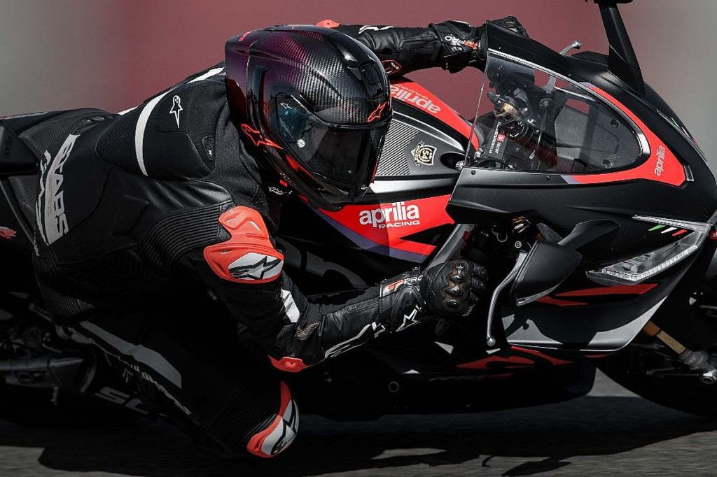 Piloto de MotoGP utilizando Casco Alpinestars Supertech R10