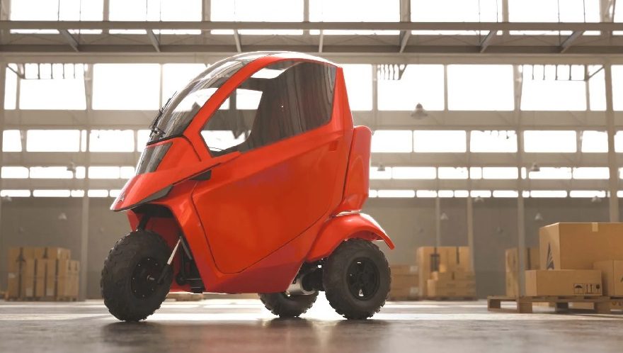 Scooter Tectus naranja estacionado en un galpón de Avvenis