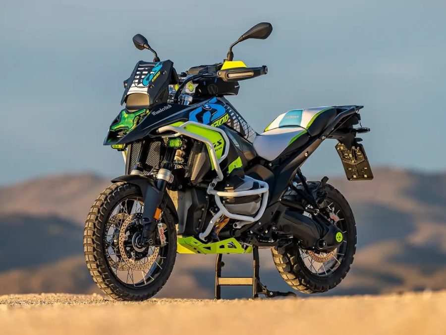 Una BMW R 1300 GS Ultima en tonos celestes y amarillo fluor