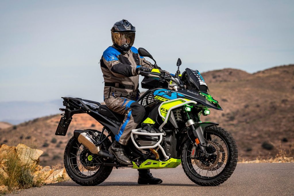 un piloto se apresa a rodar sobre una BMW-R-1300-GS-ultima de Wunderlich