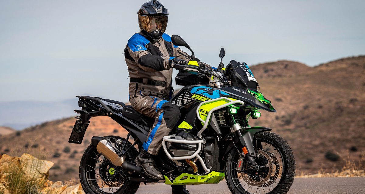 un piloto se apresa a rodar sobre una BMW-R-1300-GS-ultima de Wunderlich