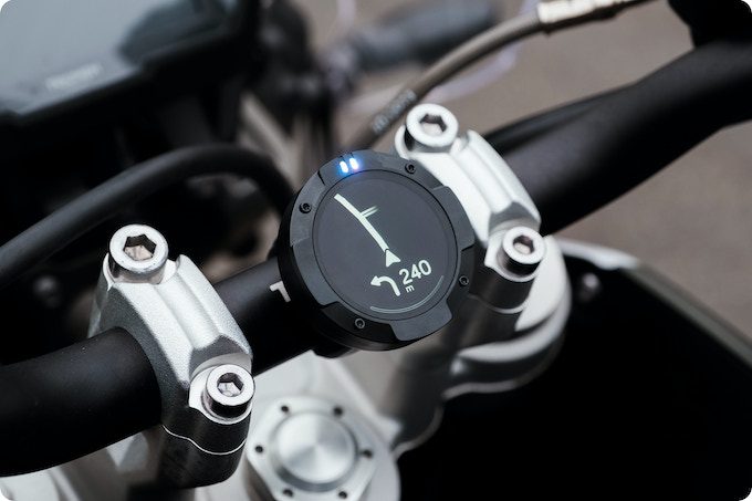 Un navegador Beeline Moto II con una flecha que indica giro a la izquierda