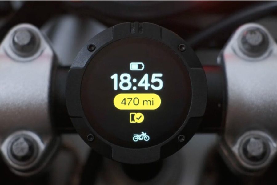 Un Beeline que indica hora, tiempo de carga y celular conectado