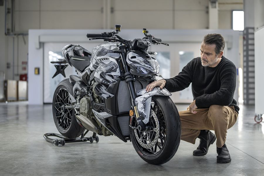Galería de la Ducati Streetfighter V4 Lamborghini "Centauro" Paolo Troilo contempla a la Ducati Streetfighter Centauro