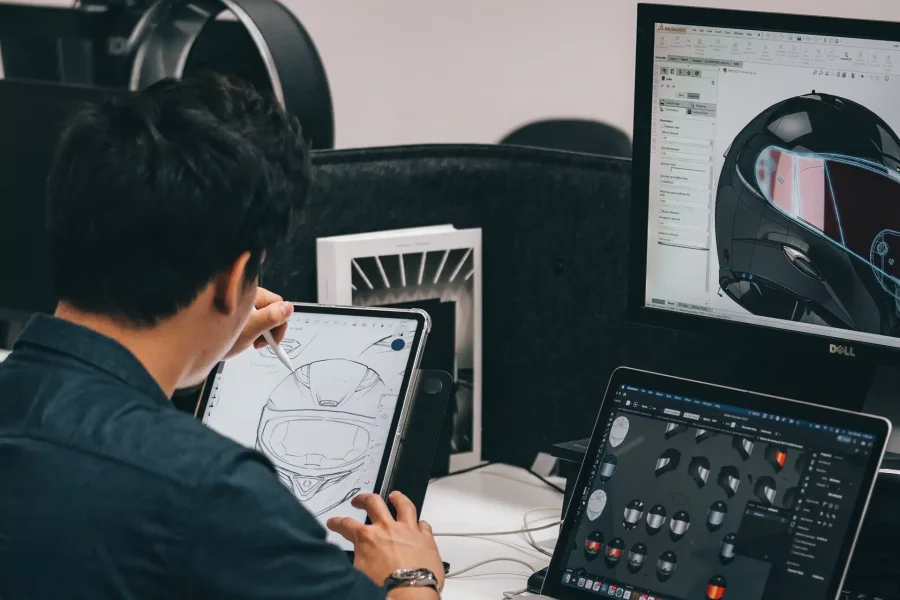 Ingeniero de Forcite diseñando casco de moto