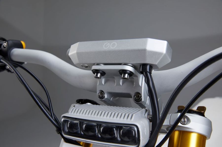 El minimalista faro delantero LED de una Gowow Ori